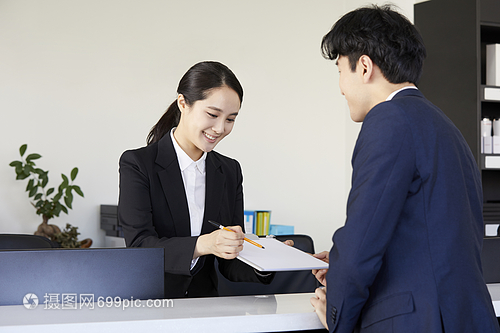 文件笔花盆销售人员客户咨询韩语
