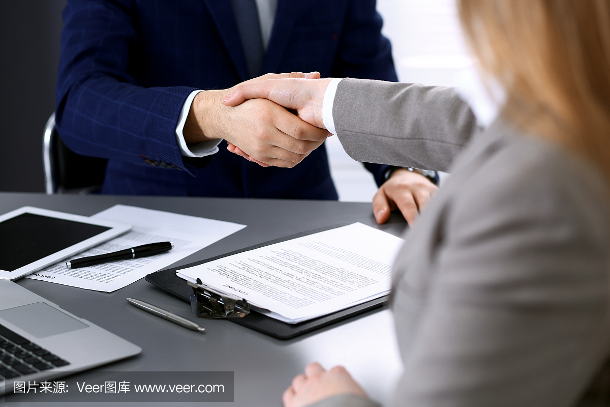 商务人士握手,结束会议。文件签署,协议和律师咨询概念。